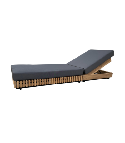 Moderne teakhouten ligbedden met kussens en bijzettafel voor een luxe buitenruimte